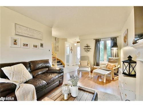 160 Esther Drive, Barrie, ON - Indoor Photo Showing Living Room