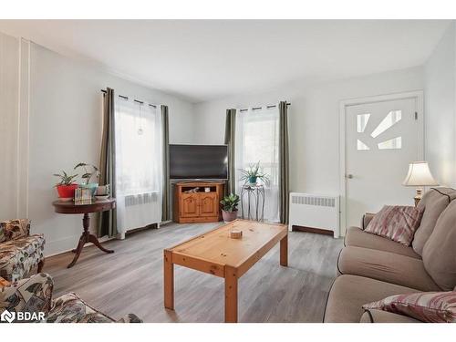 55 River Street, Georgina, ON - Indoor Photo Showing Living Room