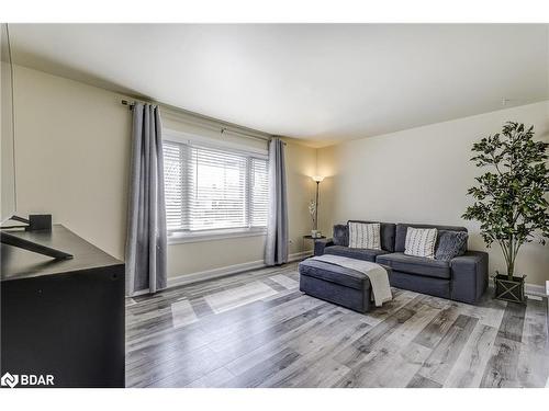 5385 Twidale Street, Niagara Falls, ON - Indoor Photo Showing Living Room