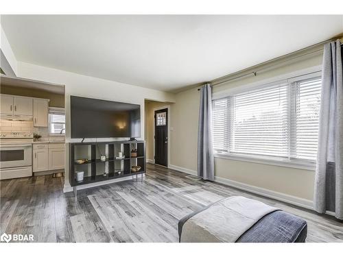 5385 Twidale Street, Niagara Falls, ON - Indoor Photo Showing Living Room