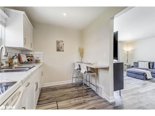 5385 Twidale Street, Niagara Falls, ON - Indoor Photo Showing Kitchen With Double Sink