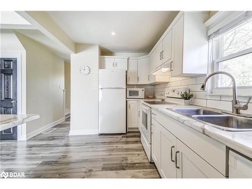 5385 Twidale Street, Niagara Falls, ON - Indoor Photo Showing Kitchen With Double Sink