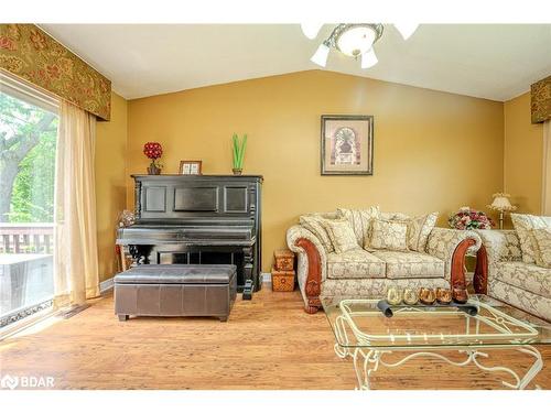 5 Hilderbrand Court, Barrie, ON - Indoor Photo Showing Living Room