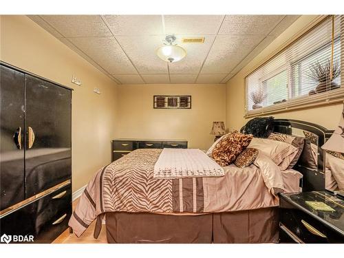 5 Hilderbrand Court, Barrie, ON - Indoor Photo Showing Bedroom