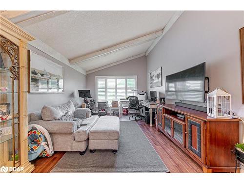 2263 25Th Sideroad, Innisfil, ON - Indoor Photo Showing Living Room