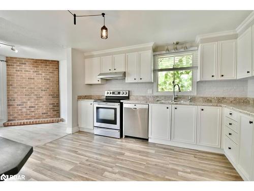 201 Lillian Crescent, Barrie, ON - Indoor Photo Showing Kitchen