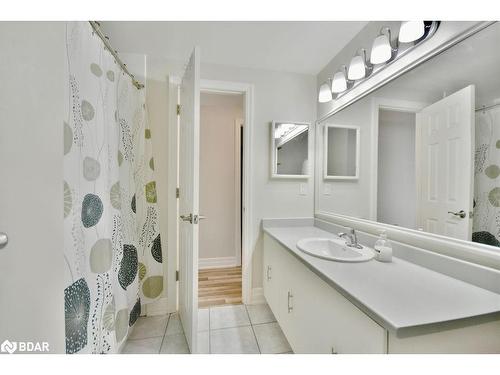 201 Lillian Crescent, Barrie, ON - Indoor Photo Showing Bathroom