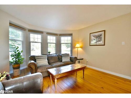 1889 Applewood Avenue, Innisfil, ON - Indoor Photo Showing Living Room