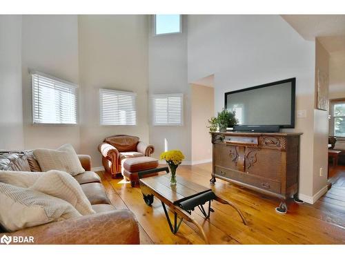 1889 Applewood Avenue, Innisfil, ON - Indoor Photo Showing Living Room