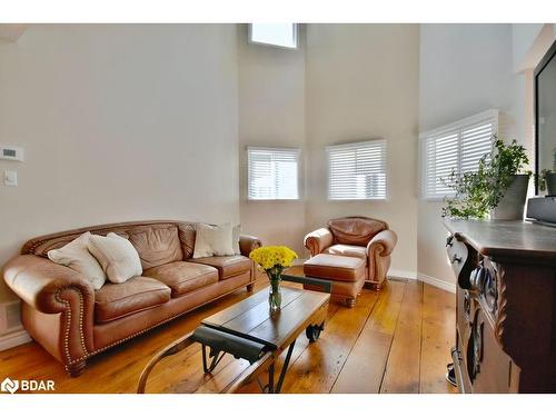 1889 Applewood Avenue, Innisfil, ON - Indoor Photo Showing Living Room