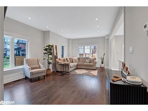 36 Ridgeview Court, Bradford West Gwillimbury, ON - Indoor Photo Showing Living Room