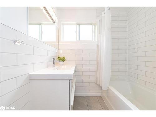 188 Napier Street, Barrie, ON - Indoor Photo Showing Bathroom
