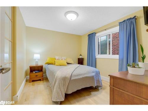 289 Livingstone Street W, Barrie, ON - Indoor Photo Showing Bedroom