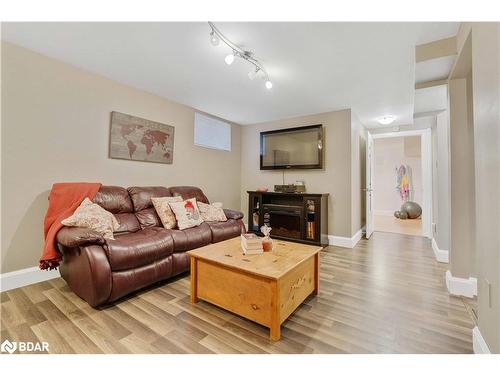 289 Livingstone Street W, Barrie, ON - Indoor Photo Showing Living Room