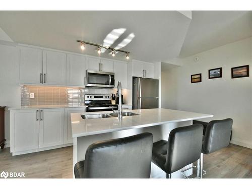 818-58 Lakeside Terrace, Barrie, ON - Indoor Photo Showing Kitchen With Double Sink