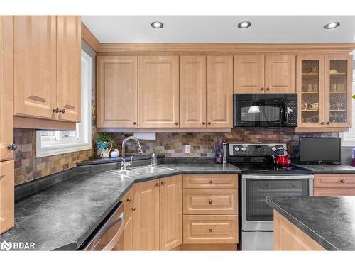 22 Baker Crescent, Barrie, ON - Indoor Photo Showing Kitchen