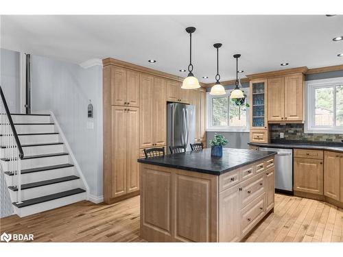 22 Baker Crescent, Barrie, ON - Indoor Photo Showing Kitchen