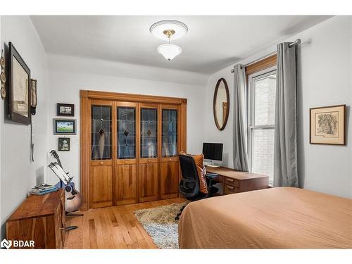 90 Cumberland Street, Barrie, ON - Indoor Photo Showing Bedroom