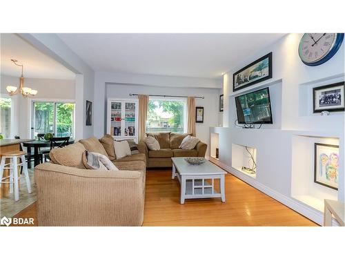 31 Allsop Crescent, Barrie, ON - Indoor Photo Showing Living Room