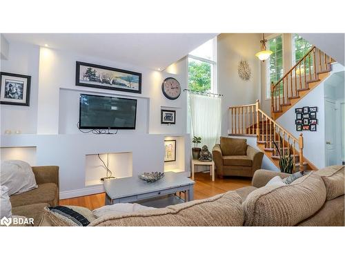 31 Allsop Crescent, Barrie, ON - Indoor Photo Showing Living Room