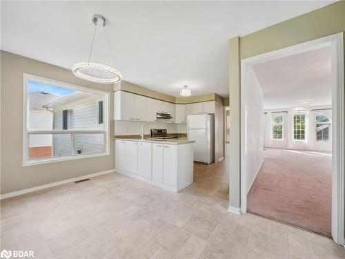 20 Frontier Avenue, Orillia, ON - Indoor Photo Showing Kitchen