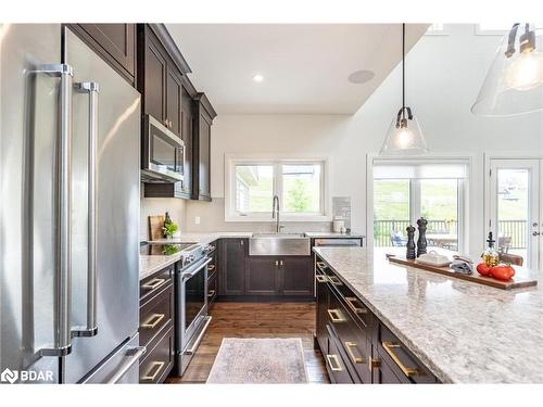 16 Gelderland Crescent, Oro-Medonte, ON - Indoor Photo Showing Kitchen With Upgraded Kitchen