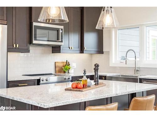 16 Gelderland Crescent, Oro-Medonte, ON - Indoor Photo Showing Kitchen With Double Sink With Upgraded Kitchen