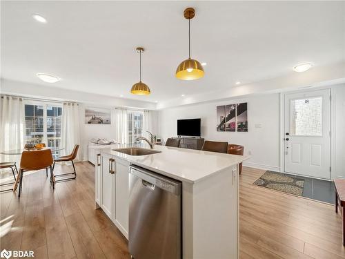 9 Hay Lane, Barrie, ON - Indoor Photo Showing Kitchen