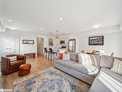 9 Hay Lane, Barrie, ON - Indoor Photo Showing Living Room