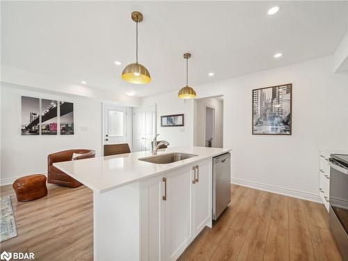 9 Hay Lane, Barrie, ON - Indoor Photo Showing Kitchen With Upgraded Kitchen