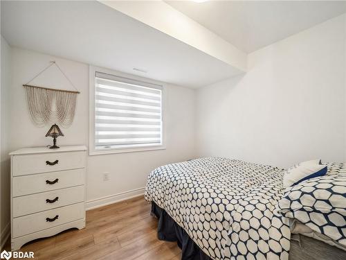 9 Hay Lane, Barrie, ON - Indoor Photo Showing Bedroom