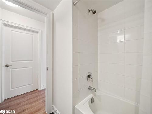 9 Hay Lane, Barrie, ON - Indoor Photo Showing Bathroom