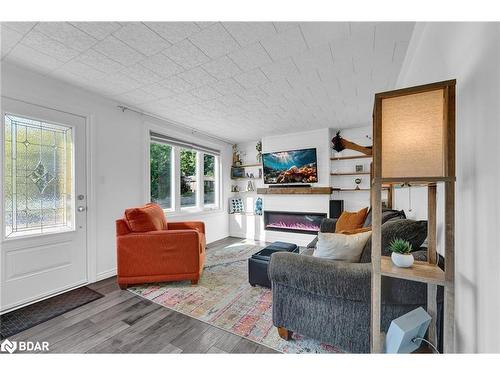 89 Wellington Street W, Barrie, ON - Indoor Photo Showing Living Room