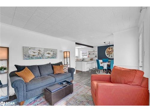 89 Wellington Street W, Barrie, ON - Indoor Photo Showing Living Room