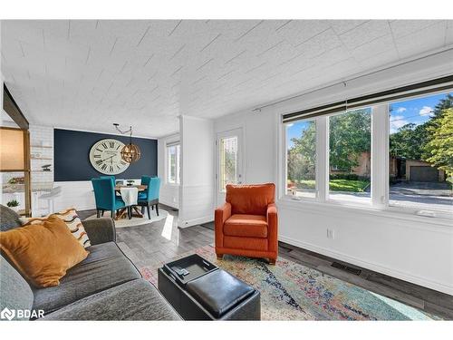 89 Wellington Street W, Barrie, ON - Indoor Photo Showing Living Room