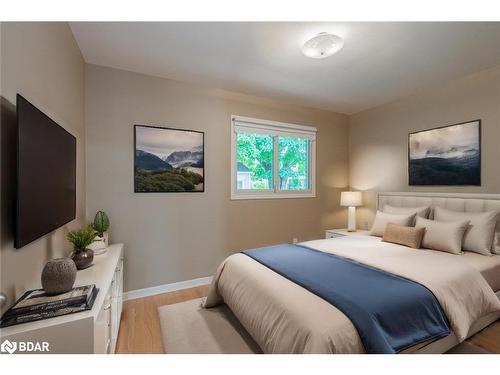 295 Duckworth Street, Barrie, ON - Indoor Photo Showing Bedroom