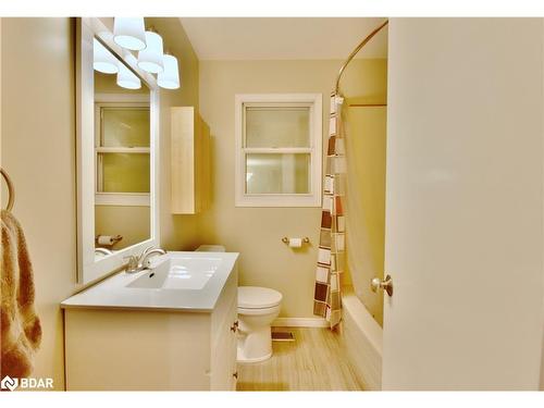 5 Creswick Court, Barrie, ON - Indoor Photo Showing Bathroom