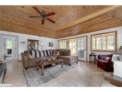 20 Black River Road, Washago, ON - Indoor Photo Showing Living Room