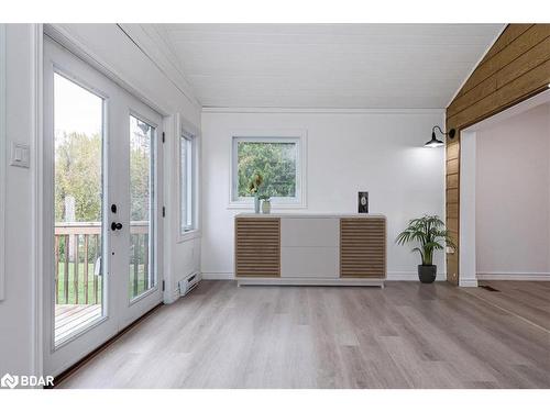 1063 Wood Street, Innisfil, ON - Indoor Photo Showing Living Room