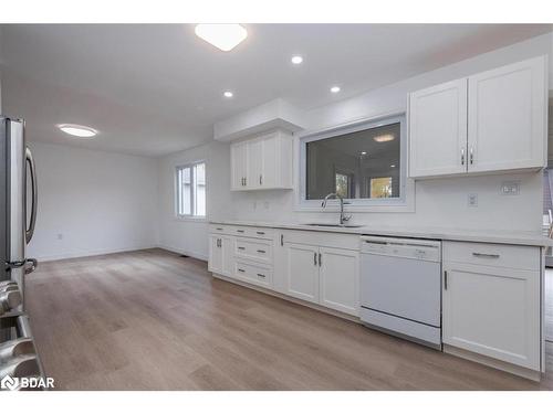 1063 Wood Street, Innisfil, ON - Indoor Photo Showing Kitchen