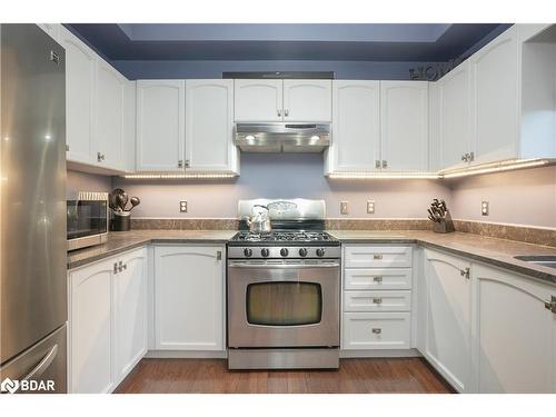 32 Silvercreek Crescent, Barrie, ON - Indoor Photo Showing Kitchen