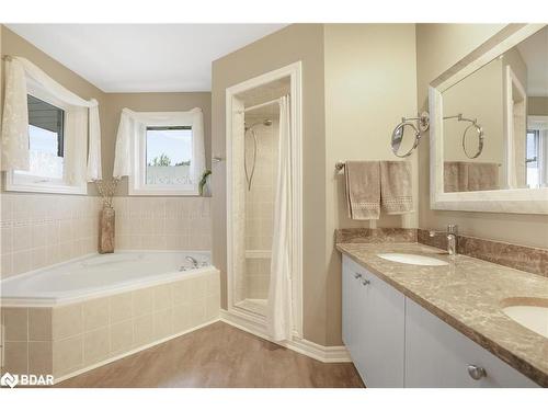 32 Silvercreek Crescent, Barrie, ON - Indoor Photo Showing Bathroom