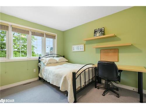 32 Silvercreek Crescent, Barrie, ON - Indoor Photo Showing Bedroom