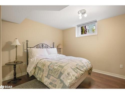 32 Silvercreek Crescent, Barrie, ON - Indoor Photo Showing Bedroom