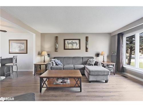 3151 25Th Sideroad, Innisfil, ON - Indoor Photo Showing Living Room