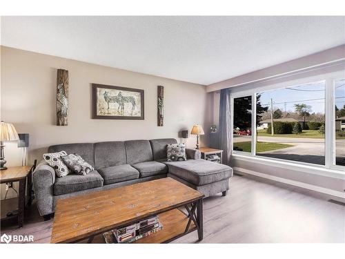 3151 25Th Sideroad, Innisfil, ON - Indoor Photo Showing Living Room