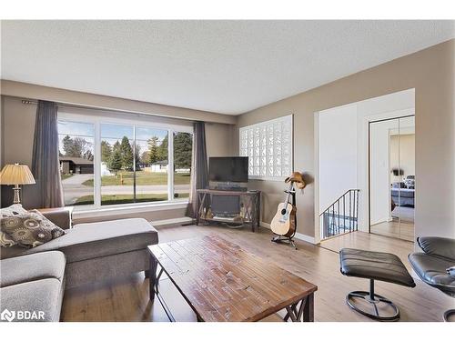 3151 25Th Sideroad, Innisfil, ON - Indoor Photo Showing Living Room