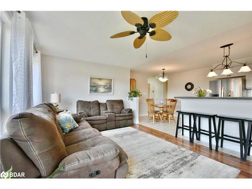 10 Princess Point Drive, Wasaga Beach, ON - Indoor Photo Showing Living Room