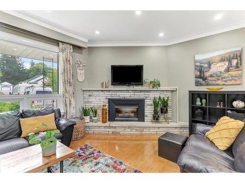 174 Codrington Street, Barrie, ON - Indoor Photo Showing Living Room With Fireplace