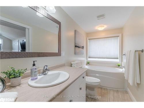 952 Avery Avenue, Peterborough, ON - Indoor Photo Showing Bathroom